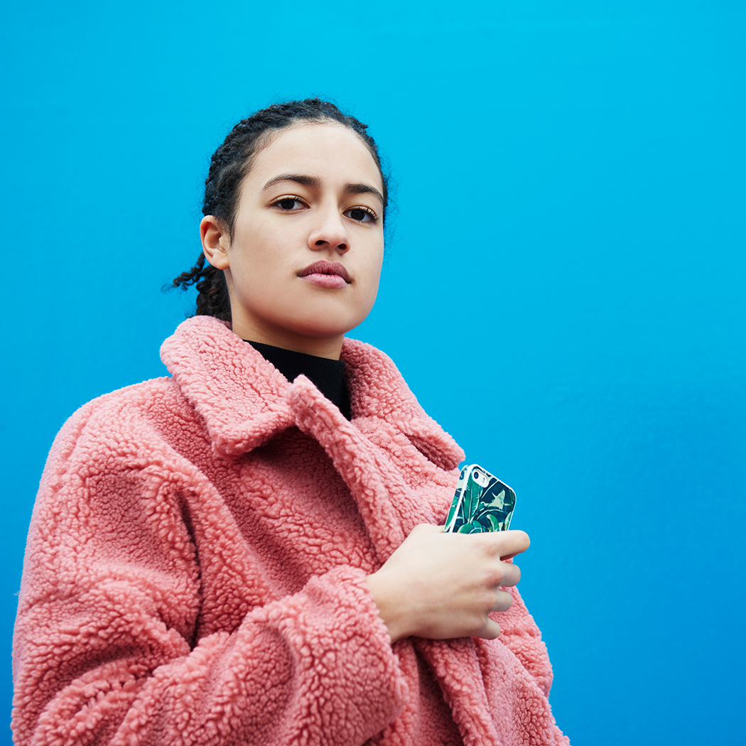 Niezastąpione bluzy polarowe – damskie stylizacje z najcieplejszym elementem garderoby na zimę 2021